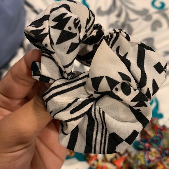 4 pack pattern unused scrunchies ! - Picture 5 of 5